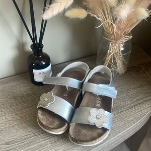 Girl Silver sandals in size 29